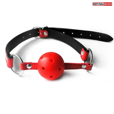 Красно-черный кляп-шарик с колечком на ремешке - фото, цены